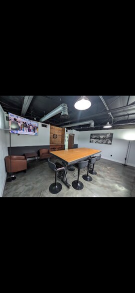 More Photos Of 404-406 E Fourth St, Royal Oak Office For Lease