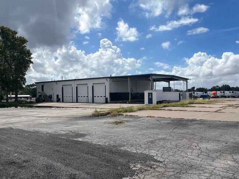 More Photos Of 7659 S US-281, Pleasanton Warehouse For Sale