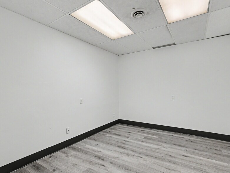 More Photos Of 324 Ledge Rd, Macedonia Flex For Lease