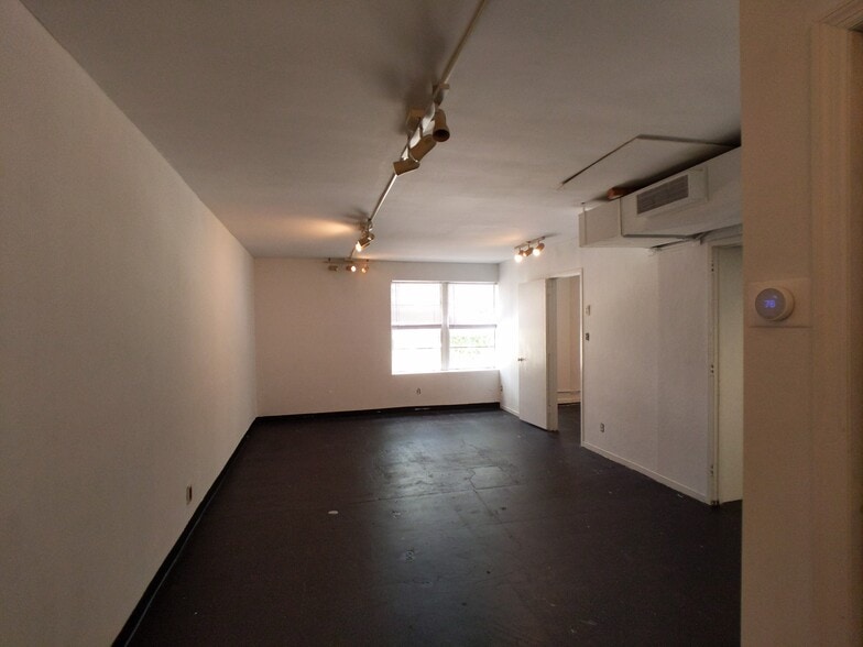 More Photos Of 2740 Devine St, Columbia Storefront Retail Office For Lease