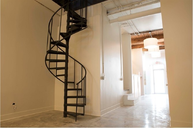 More Photos Of 309-319 N Justine St, Chicago Showroom For Lease