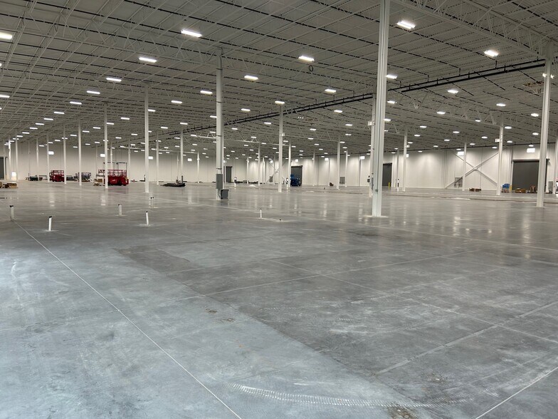 More Photos Of 444 Oconee Business Pky, Westminster Manufacturing For Sale