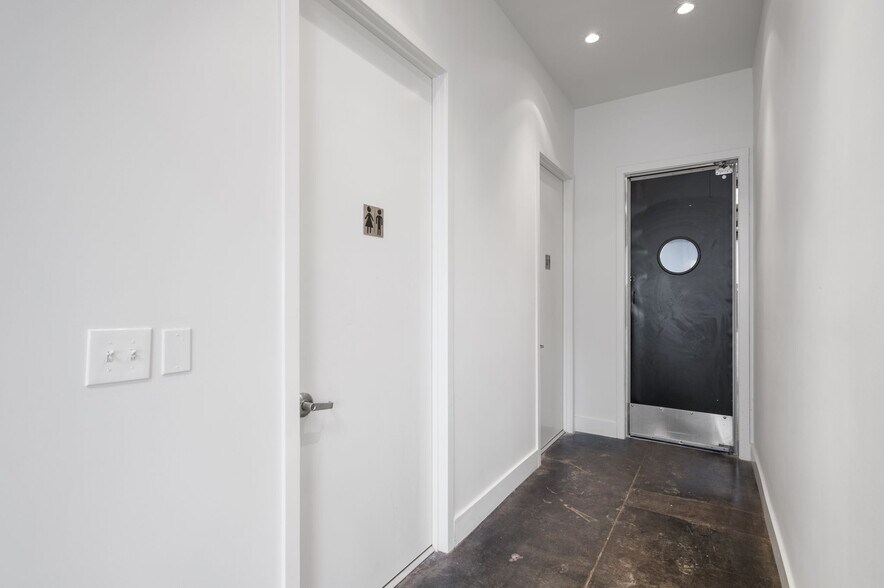 More Photos Of 1632 NW Thurman St, Portland Showroom For Lease