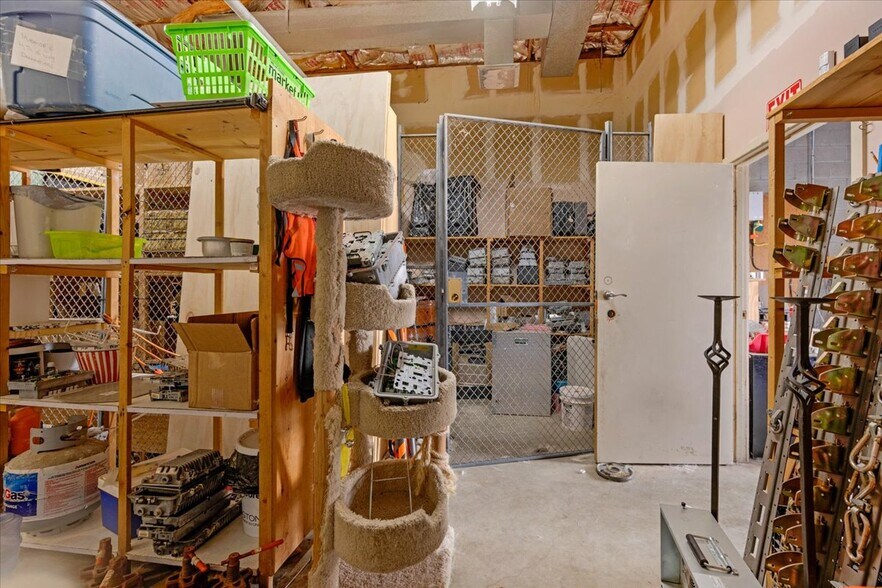 More Photos Of 100 1st St, Coalinga Radio TVTransmission Facilities For Sale