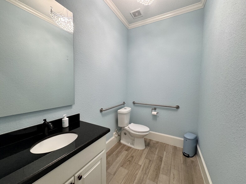 More Photos Of 12254 Queenston Blvd, Houston Medical For Sale