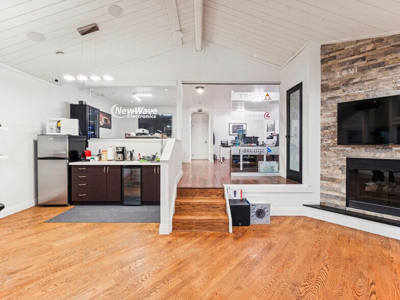 More Photos Of 175 W Beaver Creek Rd, Richmond Hill Light Distribution For Sale