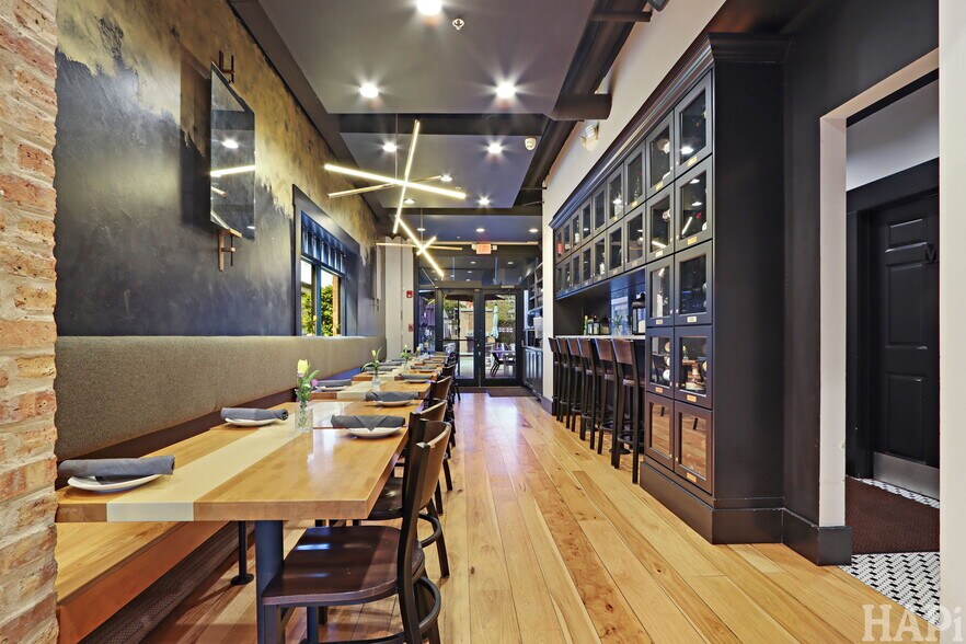 More Photos Of 545-547 N Milwaukee Ave, Libertyville General Retail For Sale