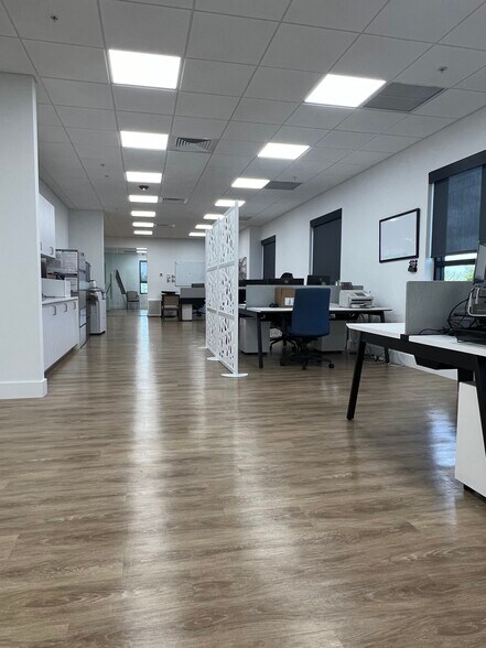 More Photos Of 10455 Riverside Dr, Palm Beach Gardens Flex For Lease