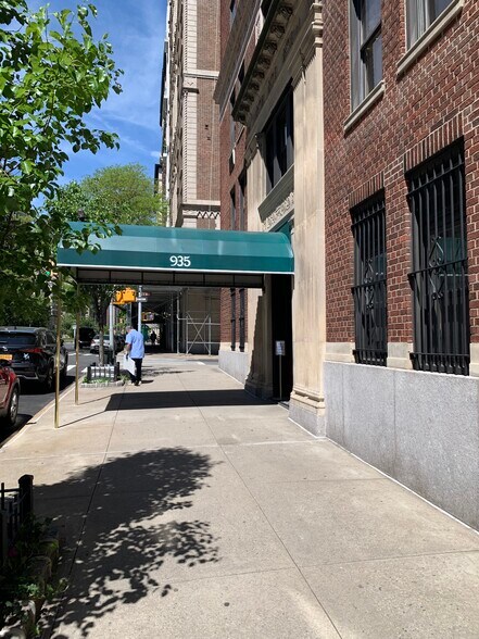 More Photos Of 935 Park Ave, New York Apartments For Lease
