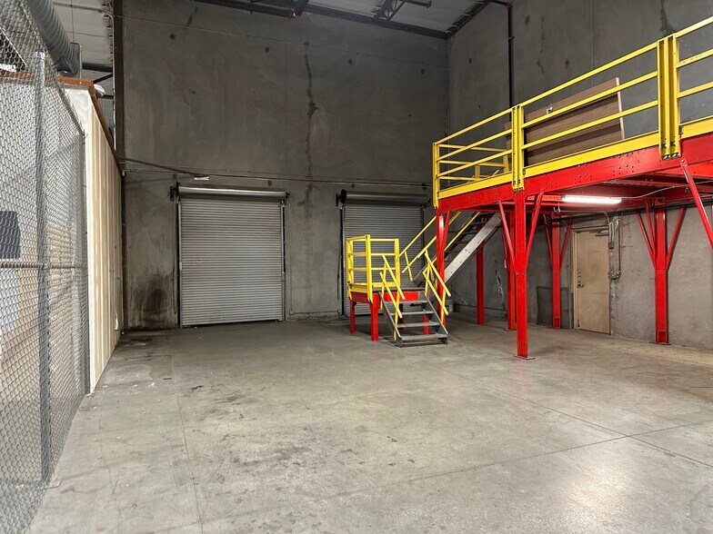More Photos Of 21130 Centre Pointe Pky, Santa Clarita Warehouse For Lease