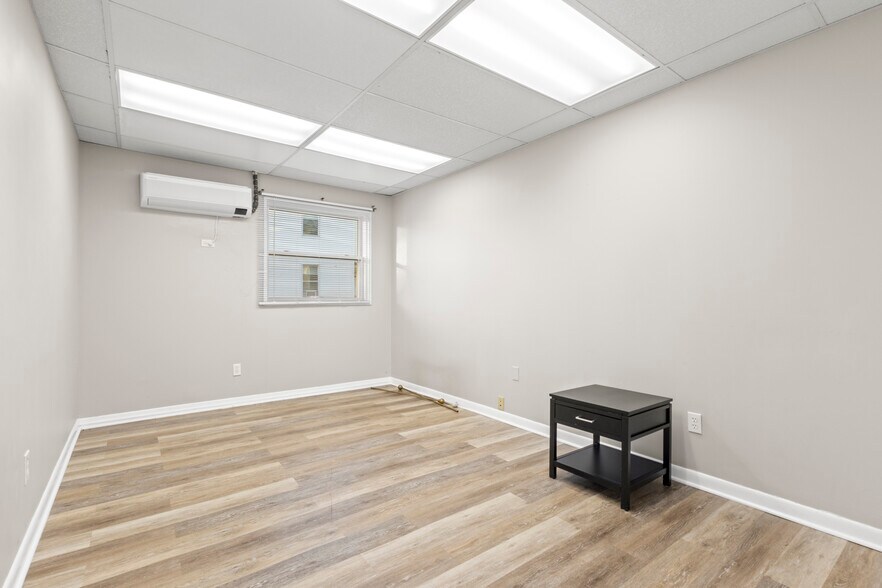 More Photos Of 404 Smithfield Ave, Pawtucket Office For Sale