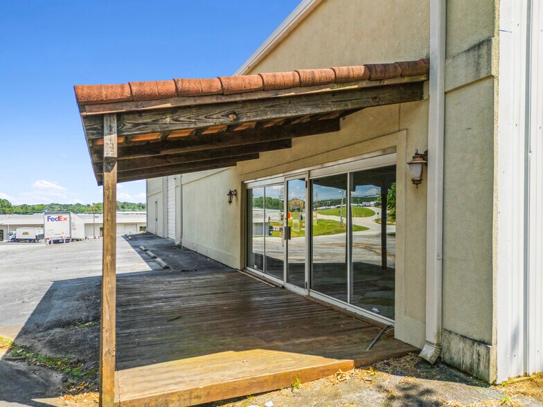 More Photos Of 2125 Airport Rd, Greer Light Distribution For Lease