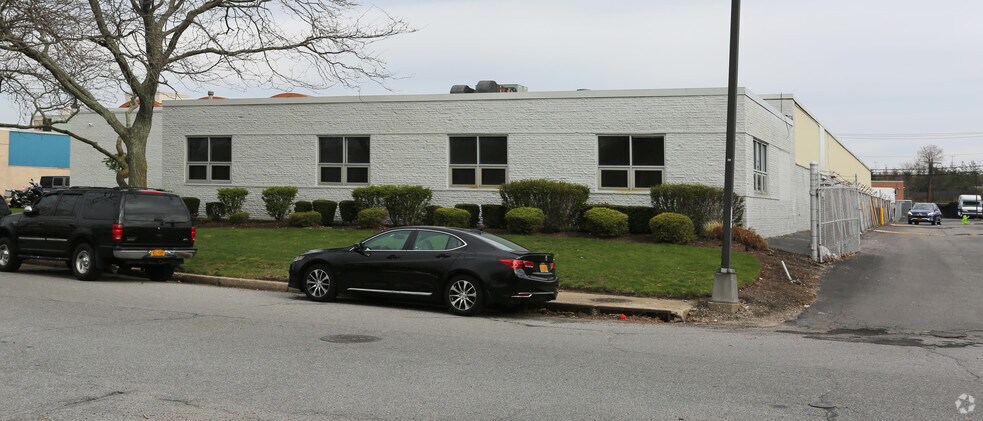 More Photos Of 800-820 Shames Dr, Westbury Warehouse For Lease