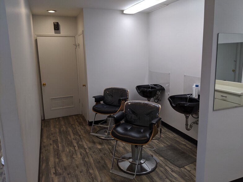 More Photos Of 2052 Western Ave, Waukegan Storefront For Lease