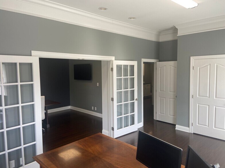 More Photos Of 600 SE 8th St, Evansville Office For Sale