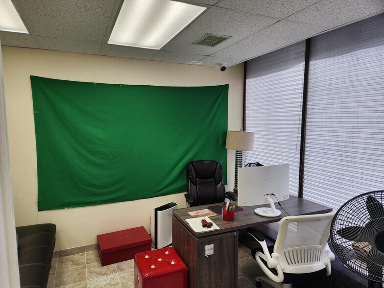 More Photos Of 438-444 Hobron Ln, Honolulu Office For Sale