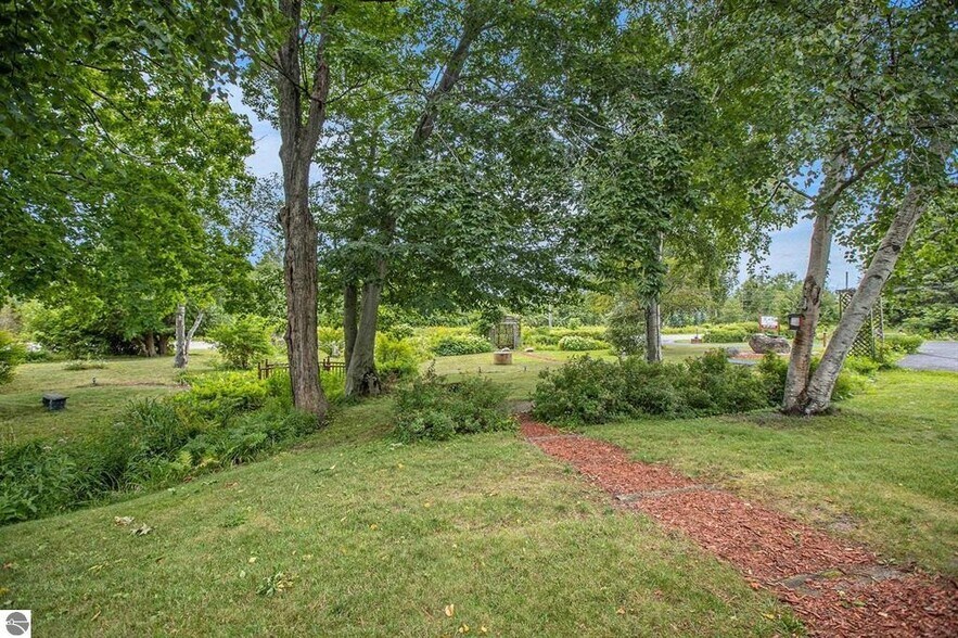 More Photos Of 519 Lake St, Frankfort Hotel For Sale