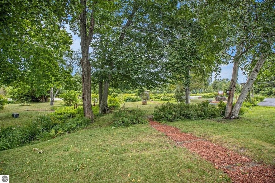 More Photos Of 541 Lake St, Frankfort Hotel For Sale