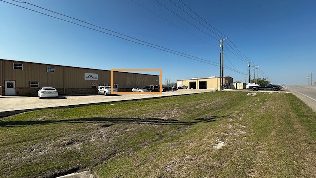 More Photos Of 220 Limmer Loop, Round Rock Warehouse For Lease
