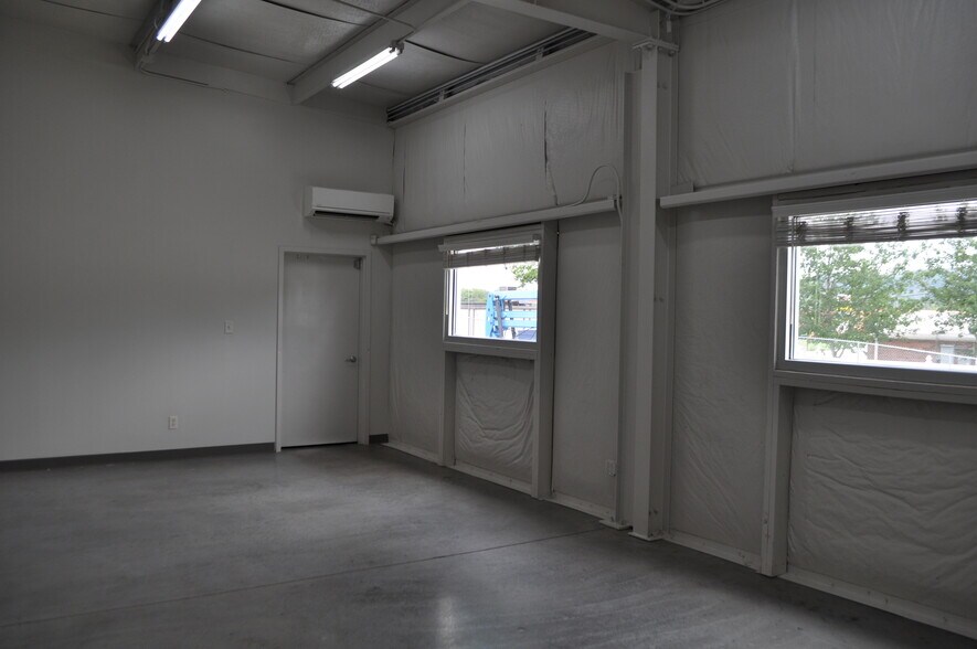 More Photos Of 2333 W Emory Rd, Powell Industrial For Sale