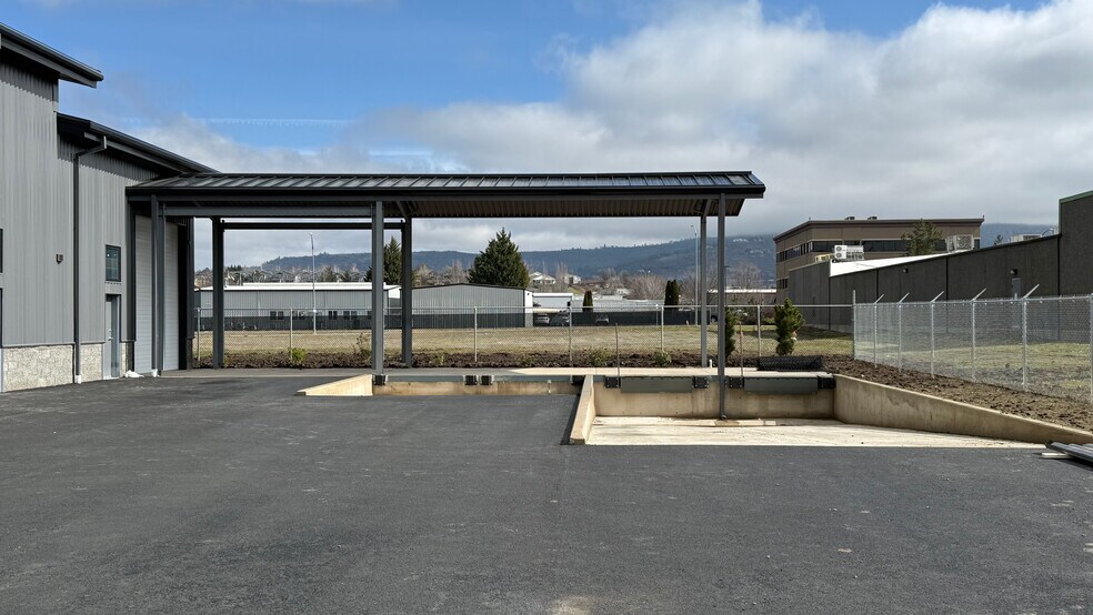 More Photos Of 2016 Commerce, Medford Showroom For Lease