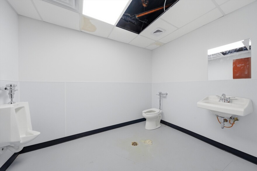 More Photos Of 2201 W Howard St, Chicago Restaurant For Lease