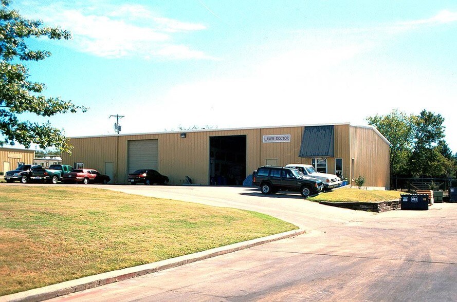 More Photos Of 1502 S I-35 E, Lancaster Warehouse For Lease