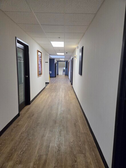 More Photos Of 2-100 Tower Office Park, Woburn Showroom For Lease