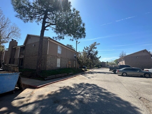 More Photos Of 1900 N Rockwell Ave, Bethany Apartments For Sale