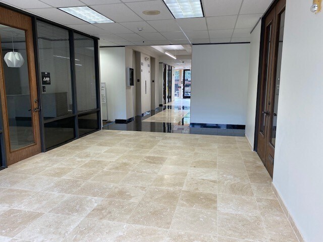 More Photos Of 9575 Katy Fwy, Houston Office For Lease