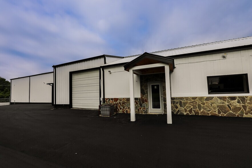 More Photos Of 5 Haynie St, Newnan Warehouse For Lease