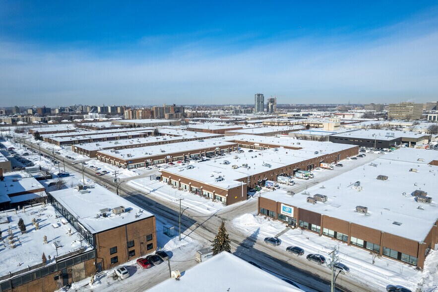 More Photos Of 375-455 Deslauriers Rue, Saint-Laurent Warehouse For Lease