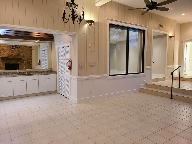 More Photos Of 900 W Davis St, Conroe Office For Sale