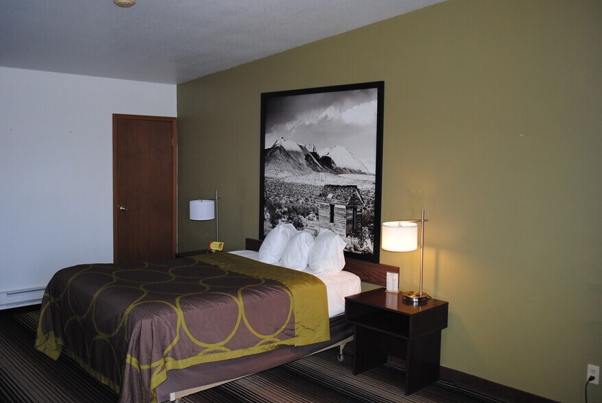 More Photos Of 930 6th St, Wells Hotel For Sale