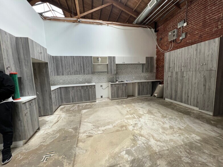 More Photos Of 1228 S Flower St, Los Angeles Light Manufacturing For Lease