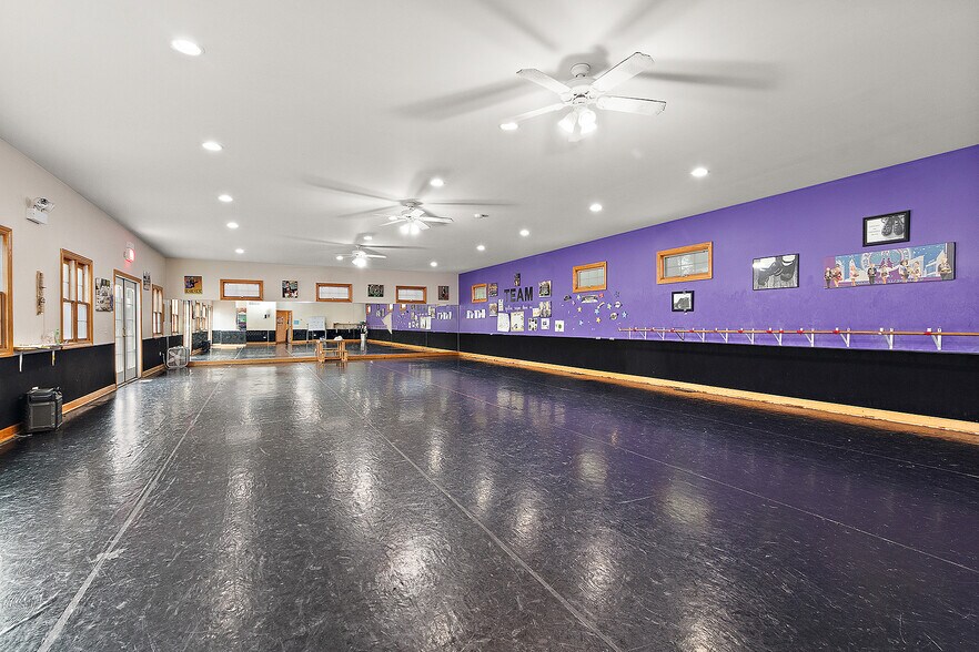 More Photos Of 6401 W 107th St, Worth Freestanding For Sale