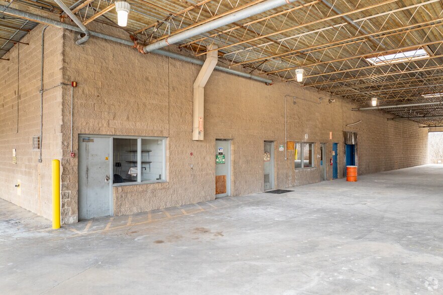 More Photos Of 2646 Metro Blvd, Maryland Heights Distribution For Sale