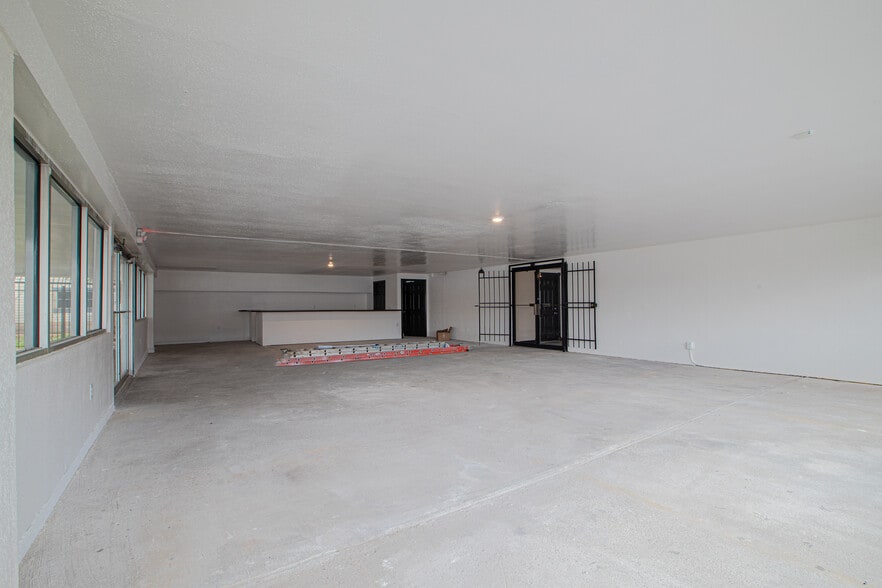 More Photos Of 802 Crosstimbers, Houston General Retail For Sale