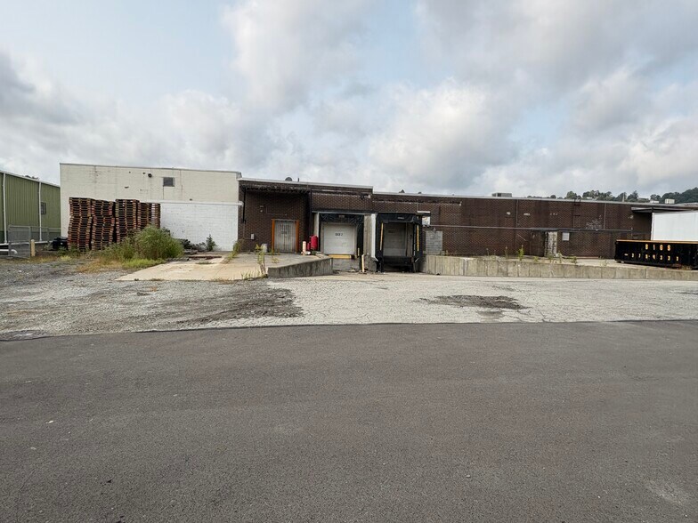 More Photos Of 100 Chamber Plz, Charleroi Supermarket For Lease