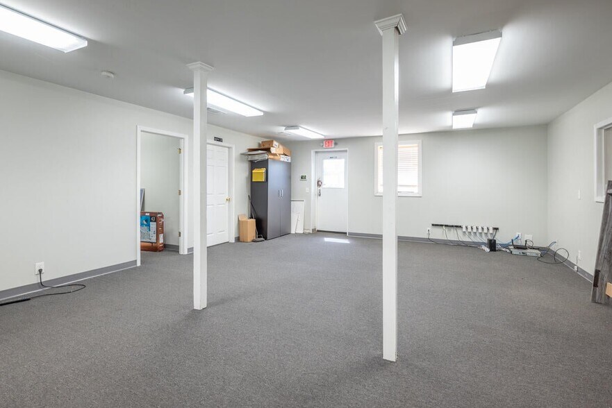 More Photos Of 208 Conway Dr, Columbus Showroom For Sale