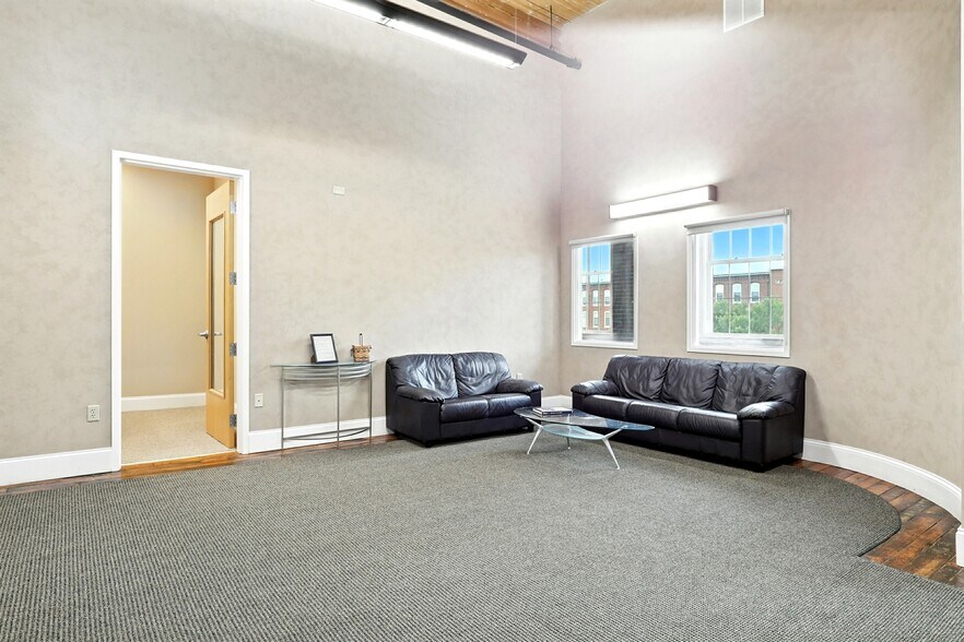 More Photos Of 670 N Commercial St, Manchester Apartments For Lease