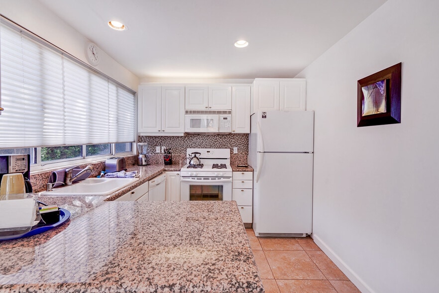 More Photos Of 67590 Jones Rd, Cathedral City Hotel For Sale