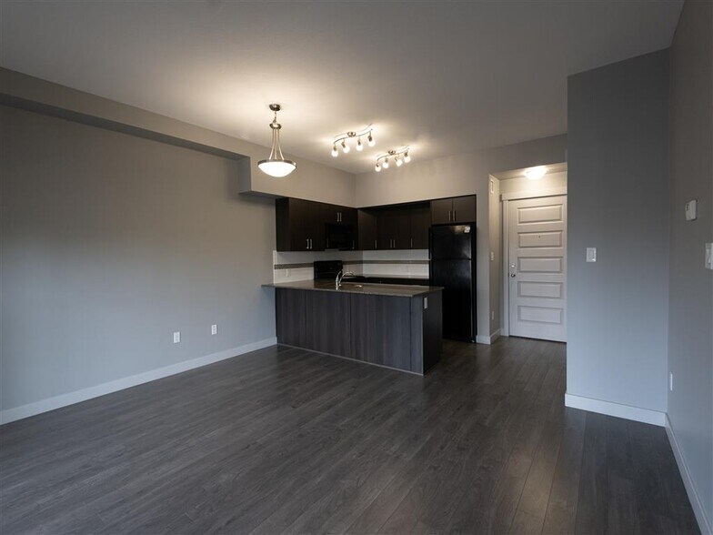 More Photos Of 8140 102 St NW, Edmonton Apartments For Lease