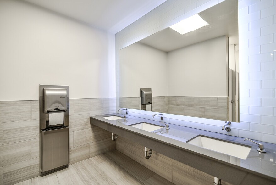 More Photos Of 2425 West Loop South, Houston Office For Lease