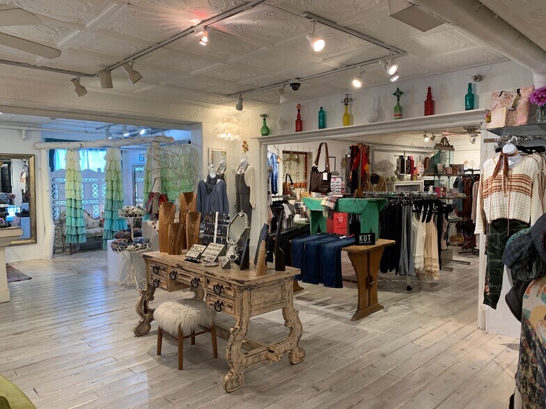 More Photos Of 130 W Gurley St, Prescott Storefront Retail Office For Lease