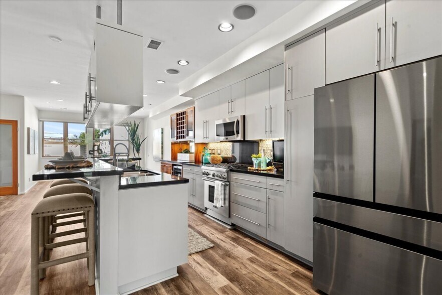 More Photos Of 123 Richmond St, El Segundo Storefront Retail Residential For Lease