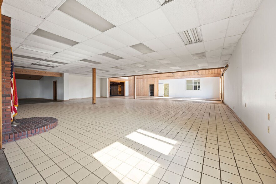 More Photos Of 121 S Nelson Ave, Gentry Light Manufacturing For Lease