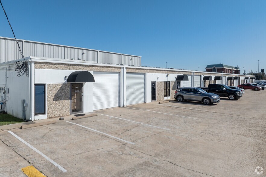 More Photos Of 7999 Hansen Rd, Houston Unknown For Lease