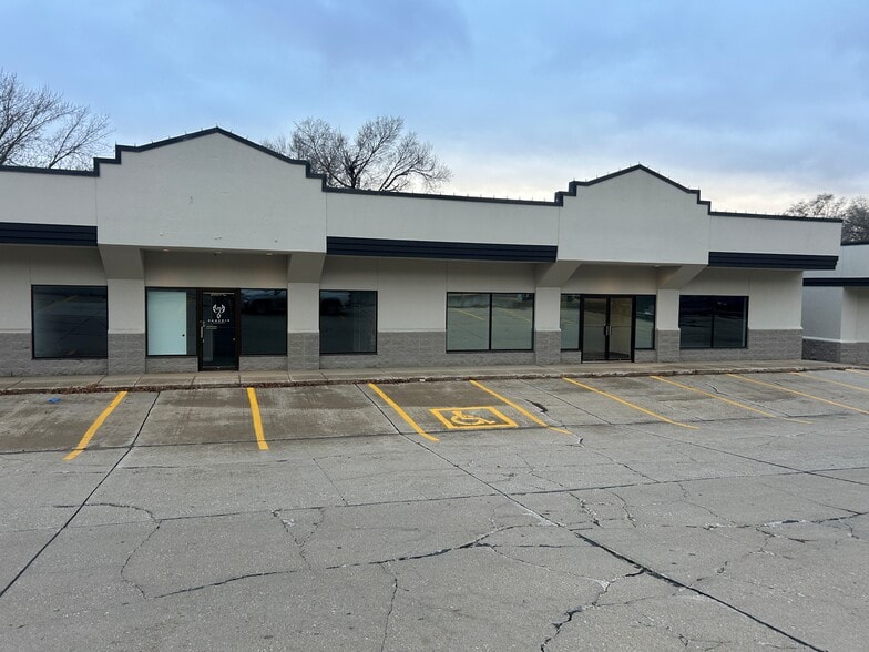 Primary Photo Of 2001-2101 Hamilton Blvd, Sioux City Storefront For Lease