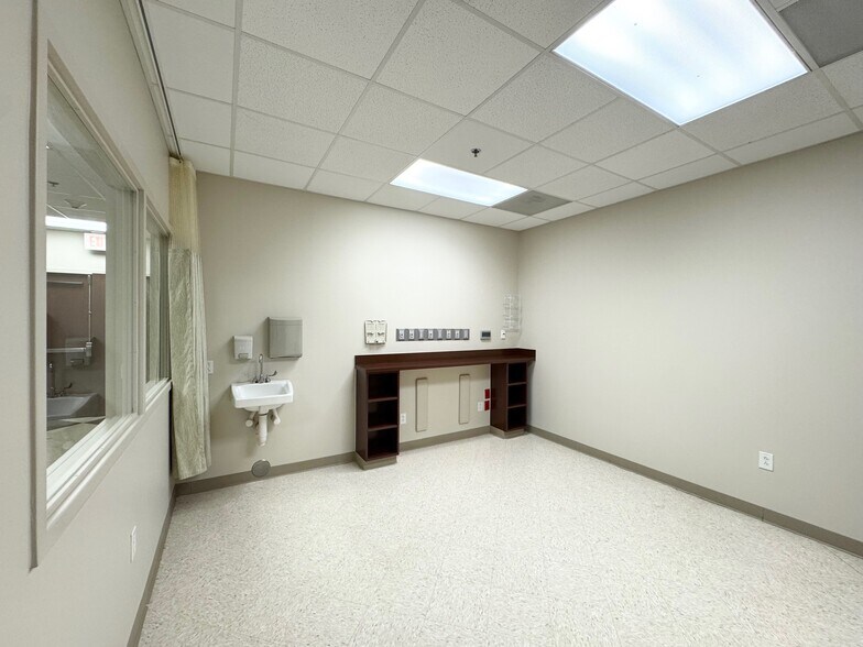 More Photos Of 200 Renaissance Way, Crockett Medical For Sale